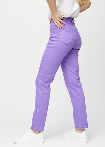 Regularjeans för kvinnor i lila, färgen Lavenders. Från sidan på en modell.