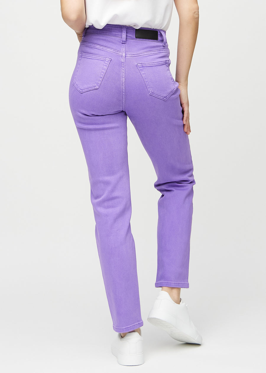 Regularjeans för kvinnor i lila, färgen Lavenders. Bakifrån på en modell, så att hela passformen syns.