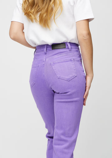Regularjeans för kvinnor i lila, färgen Lavenders. Närbild bakifrån på en modell, som visar passform och detaljer.