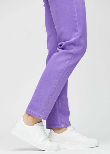 Regularjeans för kvinnor i lila, färgen Lavenders. Närbild vid anklarna på en modell, som visar de raka bensluten.