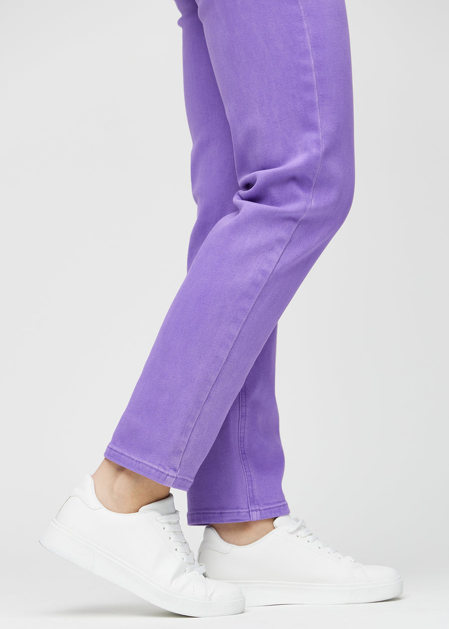 Regularjeans för kvinnor i lila, färgen Lavenders. Närbild vid anklarna på en modell, som visar de raka bensluten.