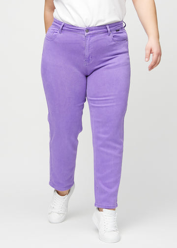 Regularjeans för kvinnor i lila, färgen Lavenders. Framifrån på en plus size-modell, med klassiskt raka ben.