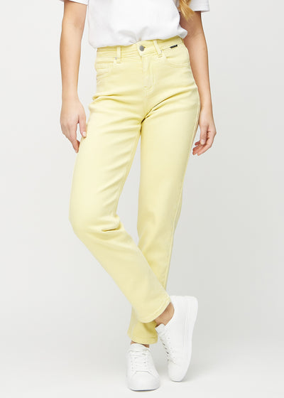 Ljusgula regular jeans, modellnamn Lemonades, som går rakt ner längs benen, sett framifrån.