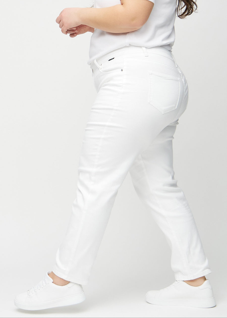 Regularjeans för kvinnor i vit, färgen Marguerites. Från sidan på en plus size-modell.