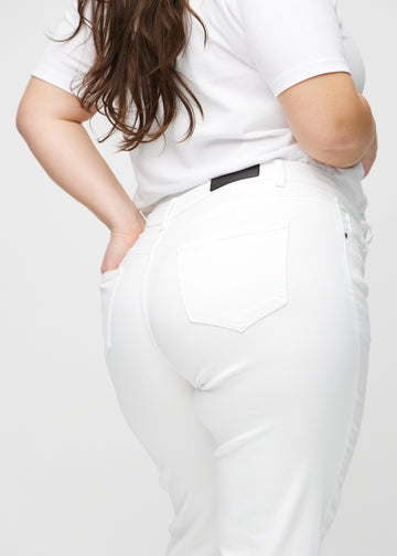 Regularjeans för kvinnor i vit, färgen Marguerites. Närbild bakifrån på en plus size-modell, som visar passform och detaljer.