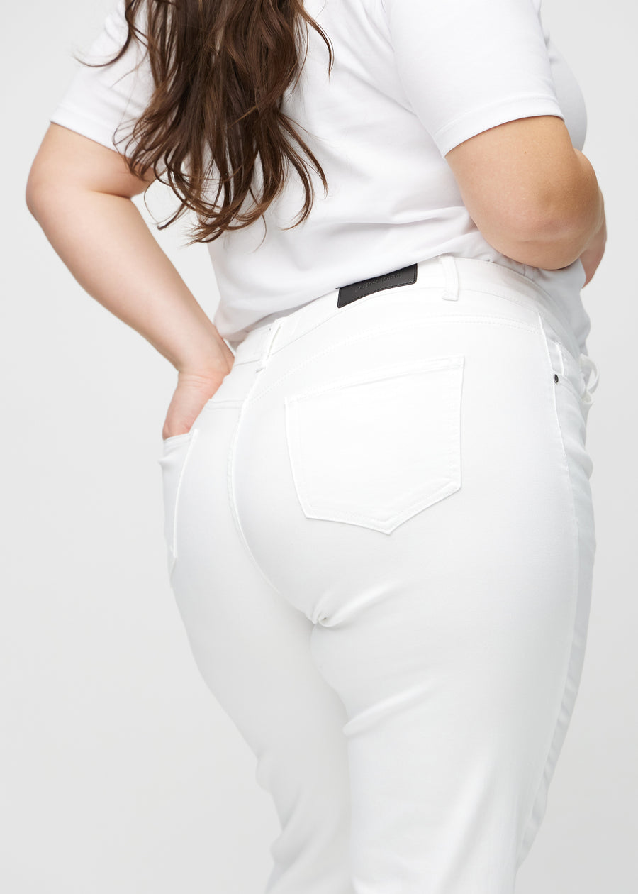 Regularjeans för kvinnor i vit, färgen Marguerites. Närbild bakifrån på en plus size-modell, som visar passform och detaljer.