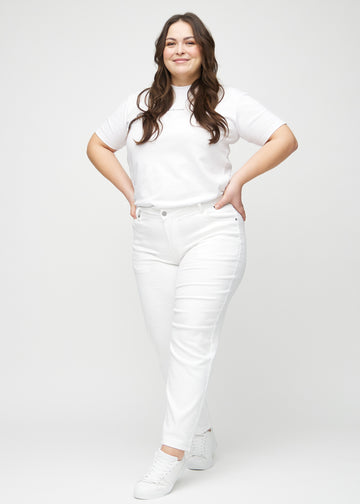 Regularjeans för kvinnor i vit, färgen Marguerites. Helbild av en plus size-modell som bär jeansen.