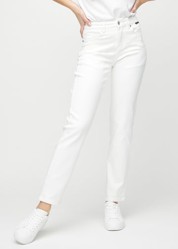 Regularjeans för kvinnor i vit, färgen Marguerites. Framifrån på en modell, med klassiskt raka ben.