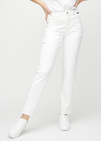 Regularjeans för kvinnor i vit, färgen Marguerites. Framifrån på en modell, med klassiskt raka ben.