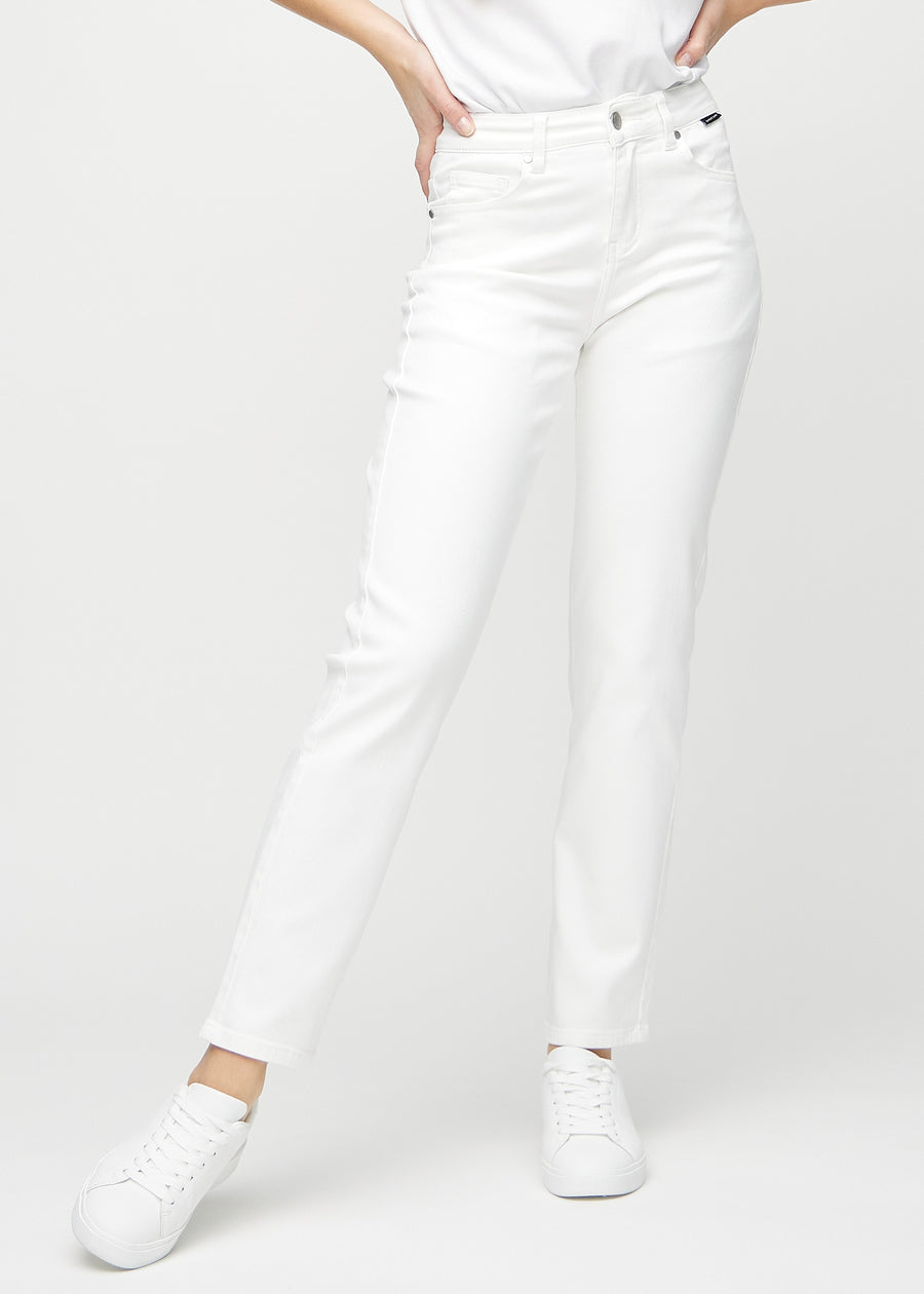 Regularjeans för kvinnor i vit, färgen Marguerites. Framifrån på en modell, med klassiskt raka ben.