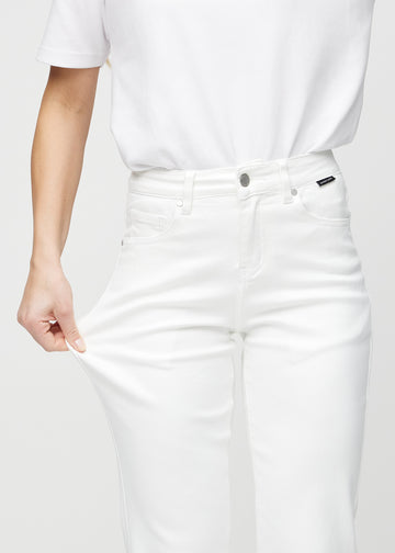 Regularjeans för kvinnor i vit, färgen Marguerites. En modell drar i tyget vid låret för att visa stretchen.