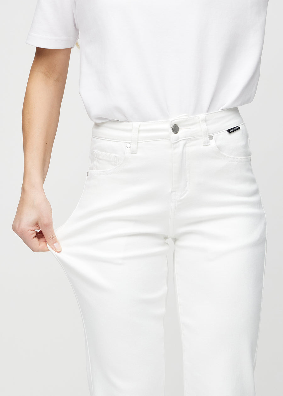 Regularjeans för kvinnor i vit, färgen Marguerites. En modell drar i tyget vid låret för att visa stretchen.