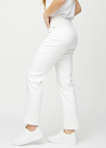 Regularjeans för kvinnor i vit, färgen Marguerites. Från sidan på en modell.