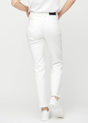 Regularjeans för kvinnor i vit, färgen Marguerites. Bakifrån på en modell, så att hela passformen syns.