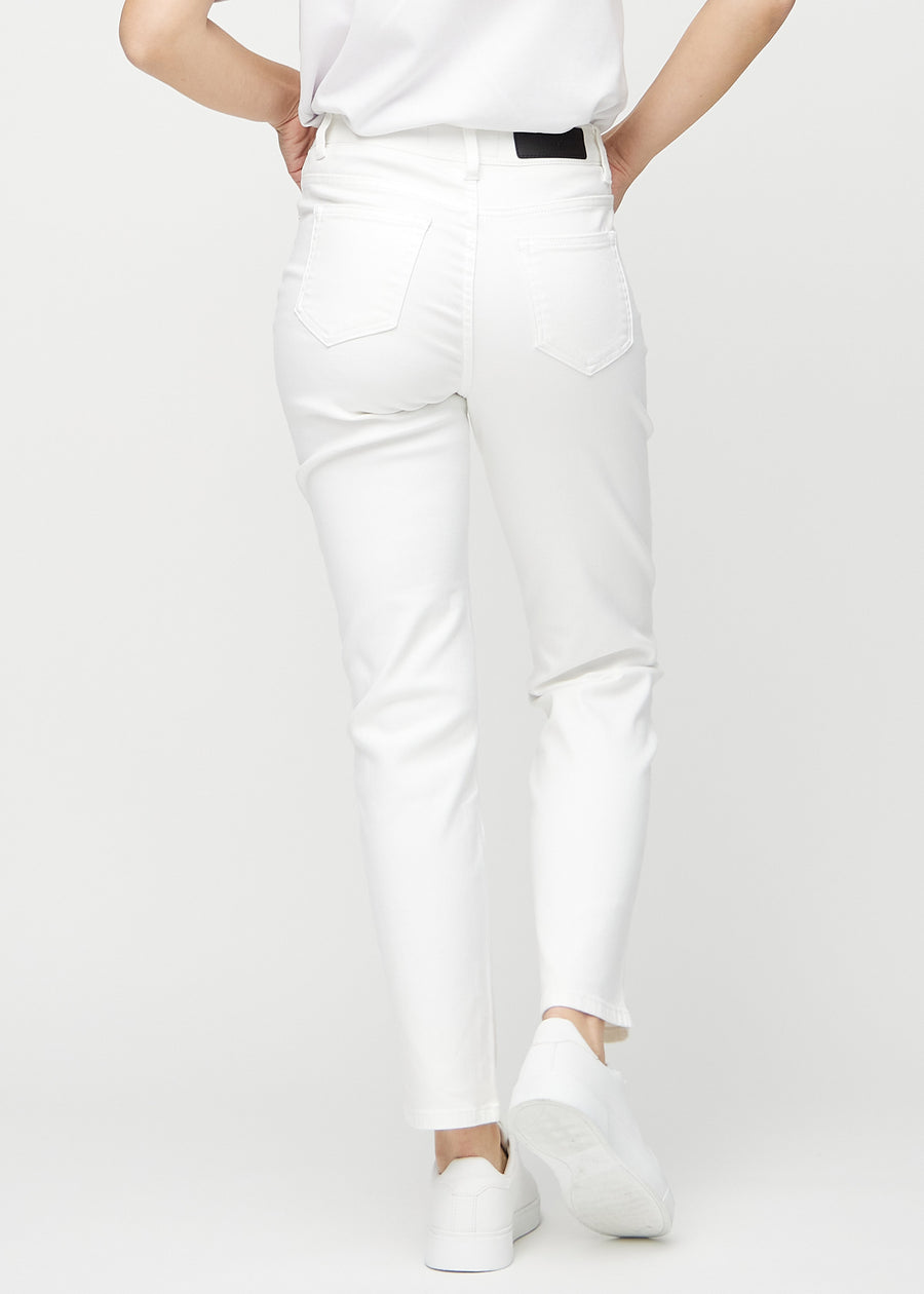 Regularjeans för kvinnor i vit, färgen Marguerites. Bakifrån på en modell, så att hela passformen syns.