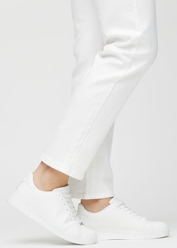 Regularjeans för kvinnor i vit, färgen Marguerites. Närbild vid anklarna på en modell, som visar de raka bensluten.