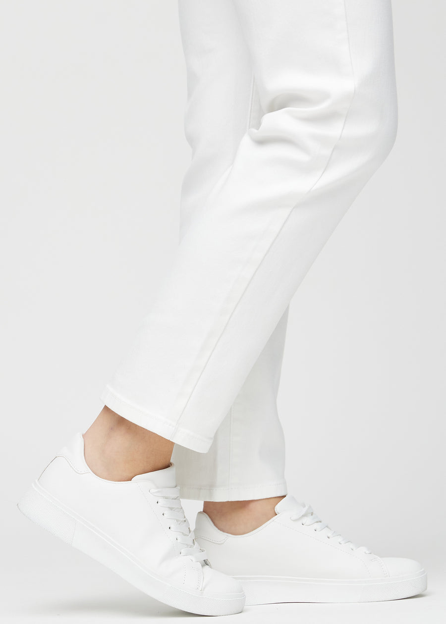 Regularjeans för kvinnor i vit, färgen Marguerites. Närbild vid anklarna på en modell, som visar de raka bensluten.