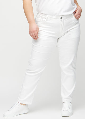 Regularjeans för kvinnor i vit, färgen Marguerites. Framifrån på en plus size-modell, med klassiskt raka ben.