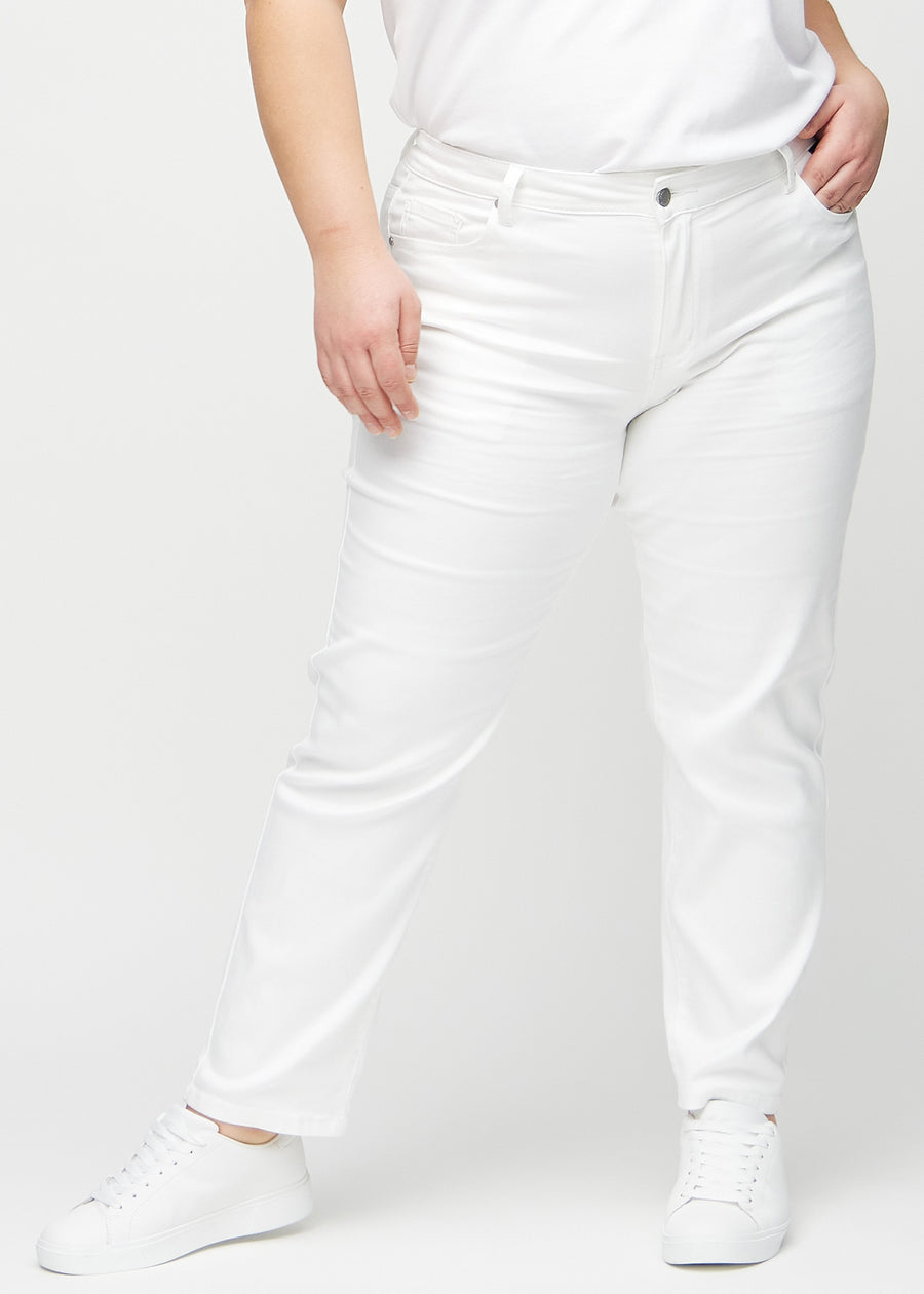 Regularjeans för kvinnor i vit, färgen Marguerites. Framifrån på en plus size-modell, med klassiskt raka ben.