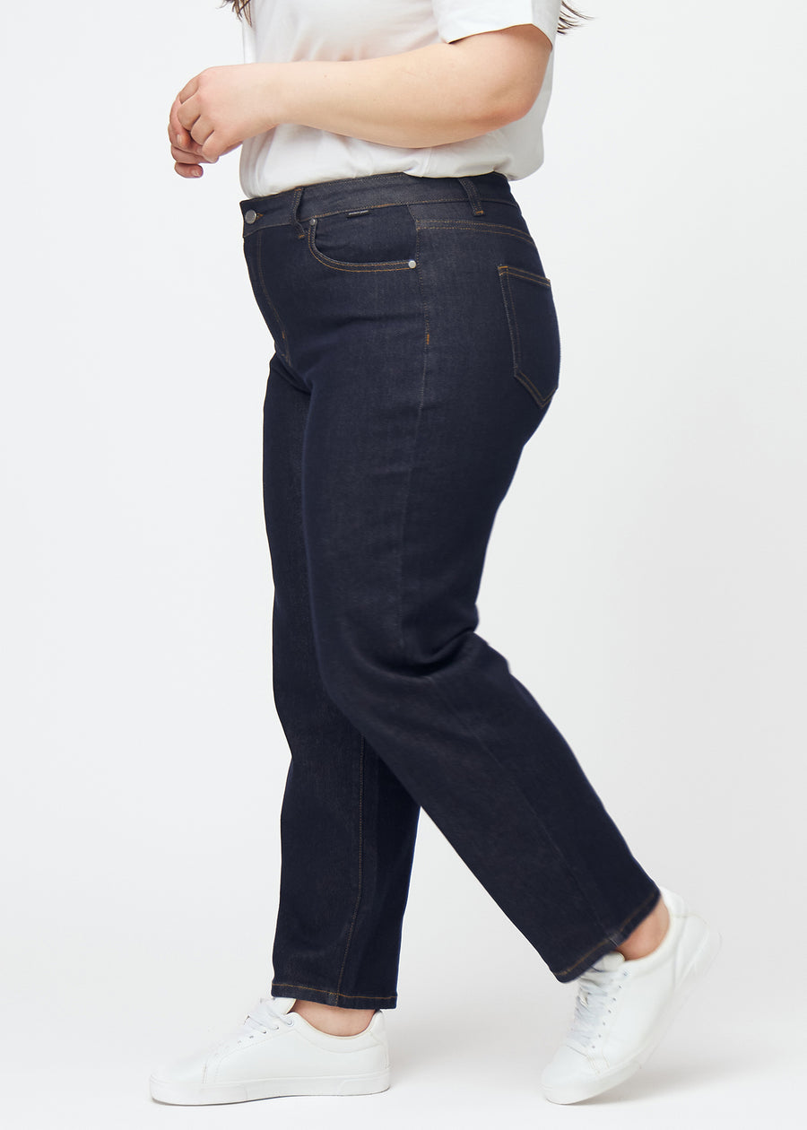 Djupt mörkblå denim jeans för kvinnor i färgen Midnights med regular passform sedd från sidan på plus size-modell.