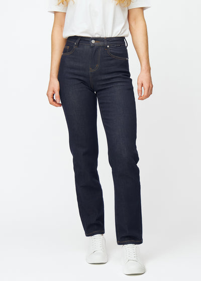 Djupt mörkblå denim jeans för kvinnor i färgen Midnights med regular passform, som sitter åt vid midjan och faller rakt ner över benen, sett framifrån.