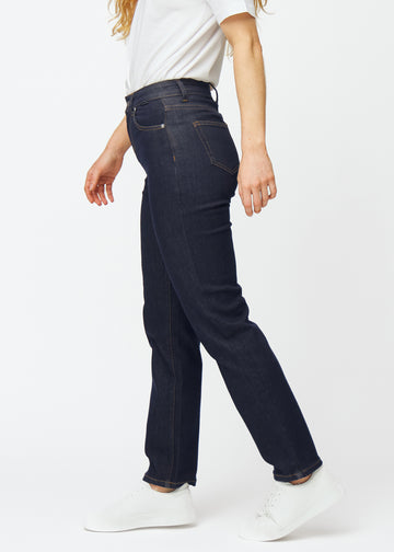 Djupt mörkblå denim jeans för kvinnor i färgen Midnights med regular passform sedd från sidan på modell.