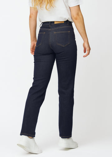 Djupt mörkblå denim jeans för kvinnor i färgen Midnights sedd bakifrån.