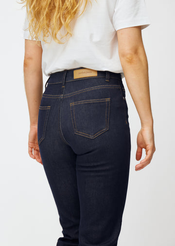 Djupt mörkblå denim jeans för kvinnor i färgen Midnights sedd bakifrån i närbild för att visa passform och detaljer.