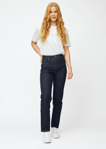 Helbild av modell i djupt mörkblå denim jeans för kvinnor i färgen Midnights med regular passform.
