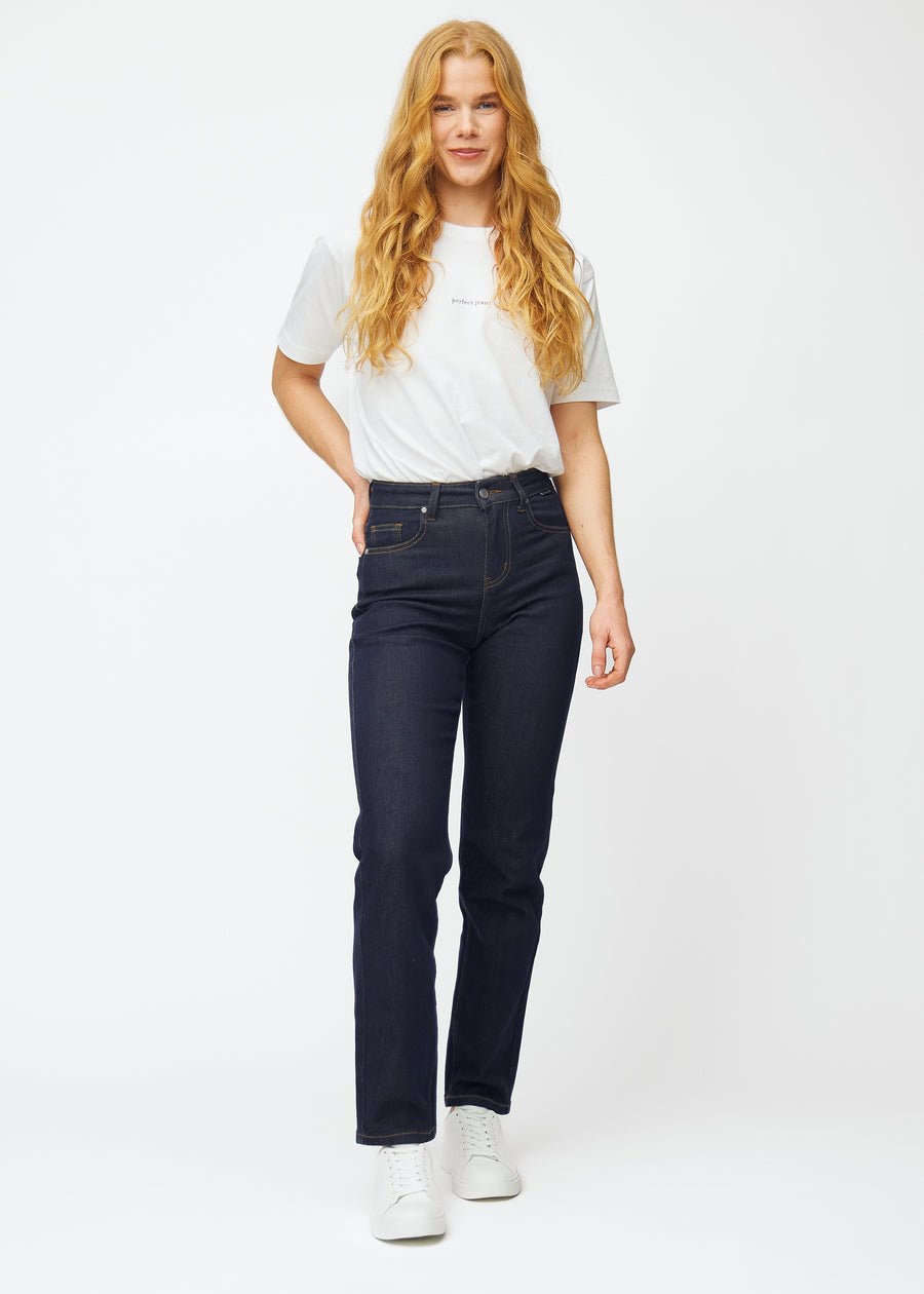 Helbild av modell i djupt mörkblå denim jeans för kvinnor i färgen Midnights med regular passform.
