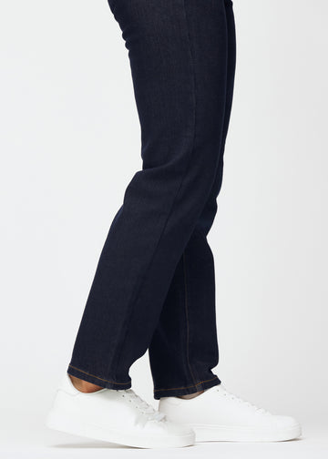Djupt mörkblå denim jeans för kvinnor i färgen Midnights med regular passform sedd i närbild vid anklarna för att visa det raka avslutet.