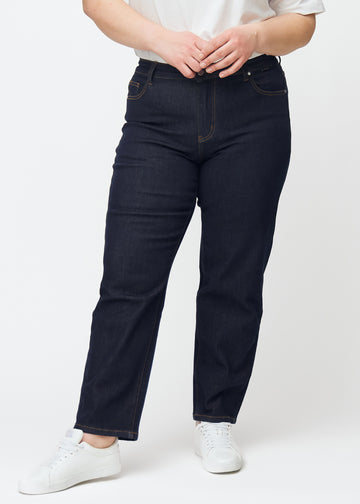 Djupt mörkblå denim jeans för kvinnor i färgen Midnights med regular passform sedd framifrån på plus size-modell.