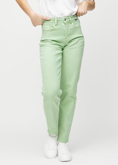 Ljusgröna regular jeans, modellnamn Mints, som går rakt ner längs benet, sett framifrån.