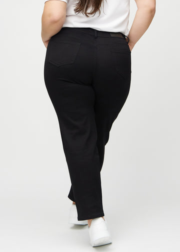 Regularjeans för kvinnor i svart, färgen Ravens. Bakifrån på en plus size-modell, så att hela passformen syns.