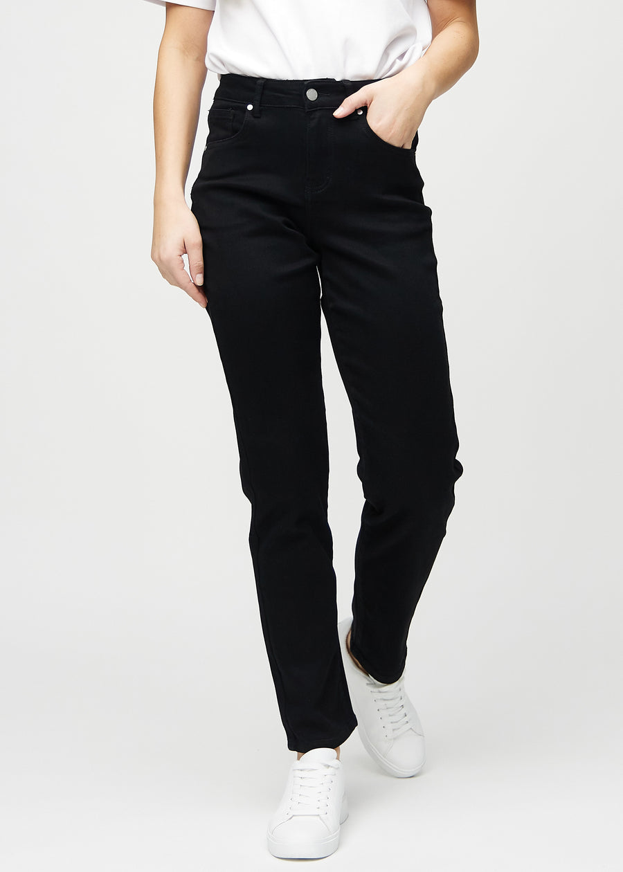 Regularjeans för kvinnor i svart, färgen Ravens. Framifrån på en modell, med klassiskt raka ben.