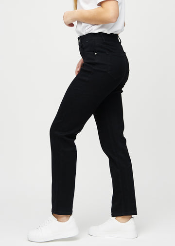 Regularjeans för kvinnor i svart, färgen Ravens. Från sidan på en modell.