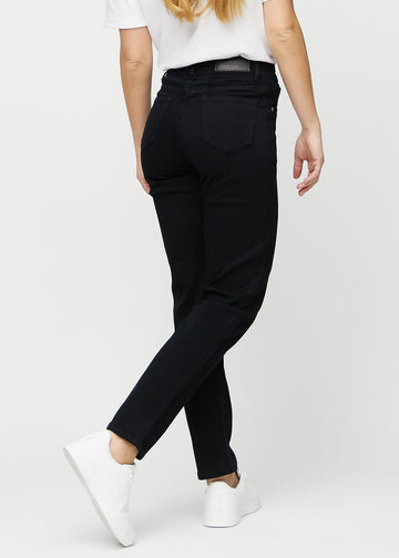 Regularjeans för kvinnor i svart, färgen Ravens. Bakifrån på en modell, så att hela passformen syns.