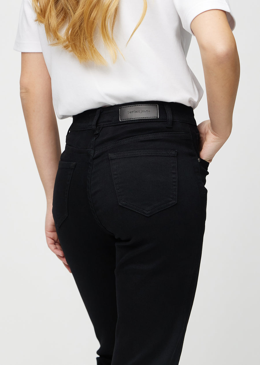 Regularjeans för kvinnor i svart, färgen Ravens. Närbild bakifrån på en modell, som visar passform och detaljer.