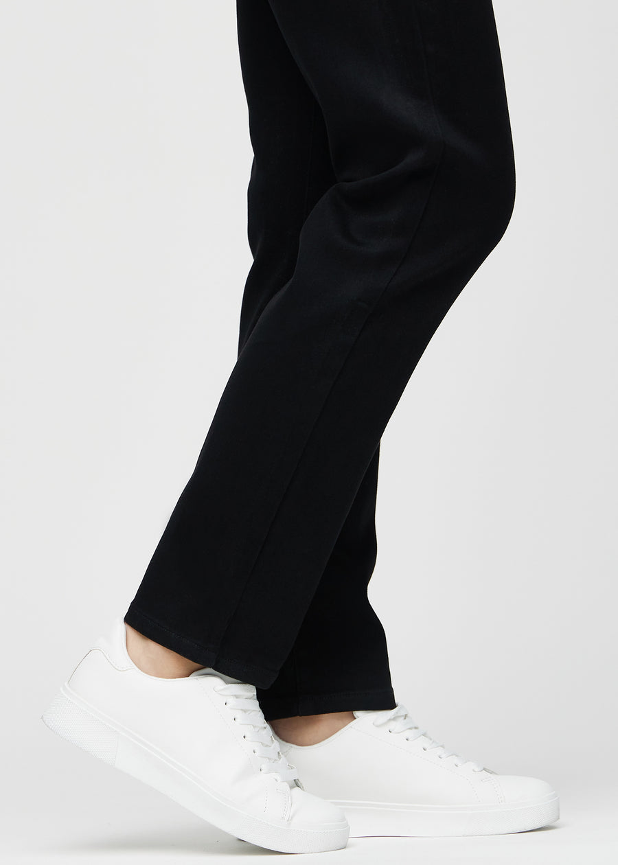 Anklarna på en modell, så att man kan se hur löst jeansen sitter i en Regular passform.