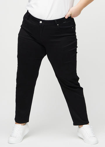 Regularjeans för kvinnor i svart, färgen Ravens. Framifrån på en plus size-modell, med klassiskt raka ben.