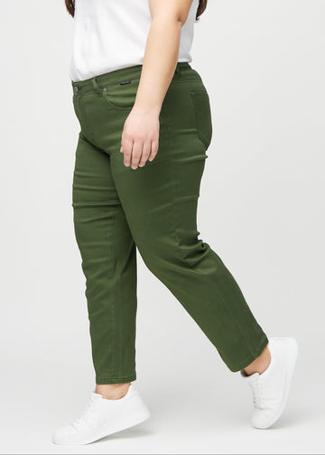 Regularjeans för kvinnor i mörkgrön, färgen Renewals. Från sidan på en plus size-modell.