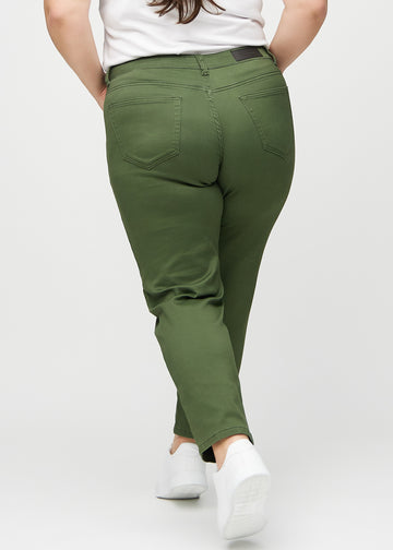 Regularjeans för kvinnor i mörkgrön, färgen Renewals. Bakifrån på en plus size-modell, så att hela passformen syns.