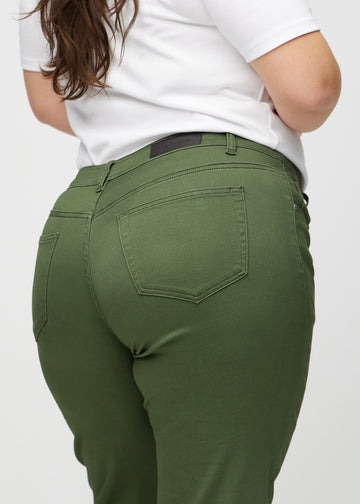 Regularjeans för kvinnor i mörkgrön, färgen Renewals. Närbild bakifrån på en plus size-modell, som visar passform och detaljer.