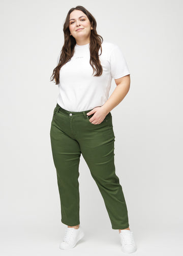 Regularjeans för kvinnor i mörkgrön, färgen Renewals. Helbild av en plus size-modell som bär jeansen.