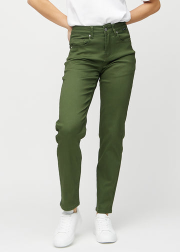 Regularjeans för kvinnor i mörkgrön, färgen Renewals. Framifrån på en modell, med klassiskt raka ben.
