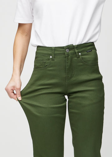 Regularjeans för kvinnor i mörkgrön, färgen Renewals. En modell drar i tyget vid låret för att visa stretchen.