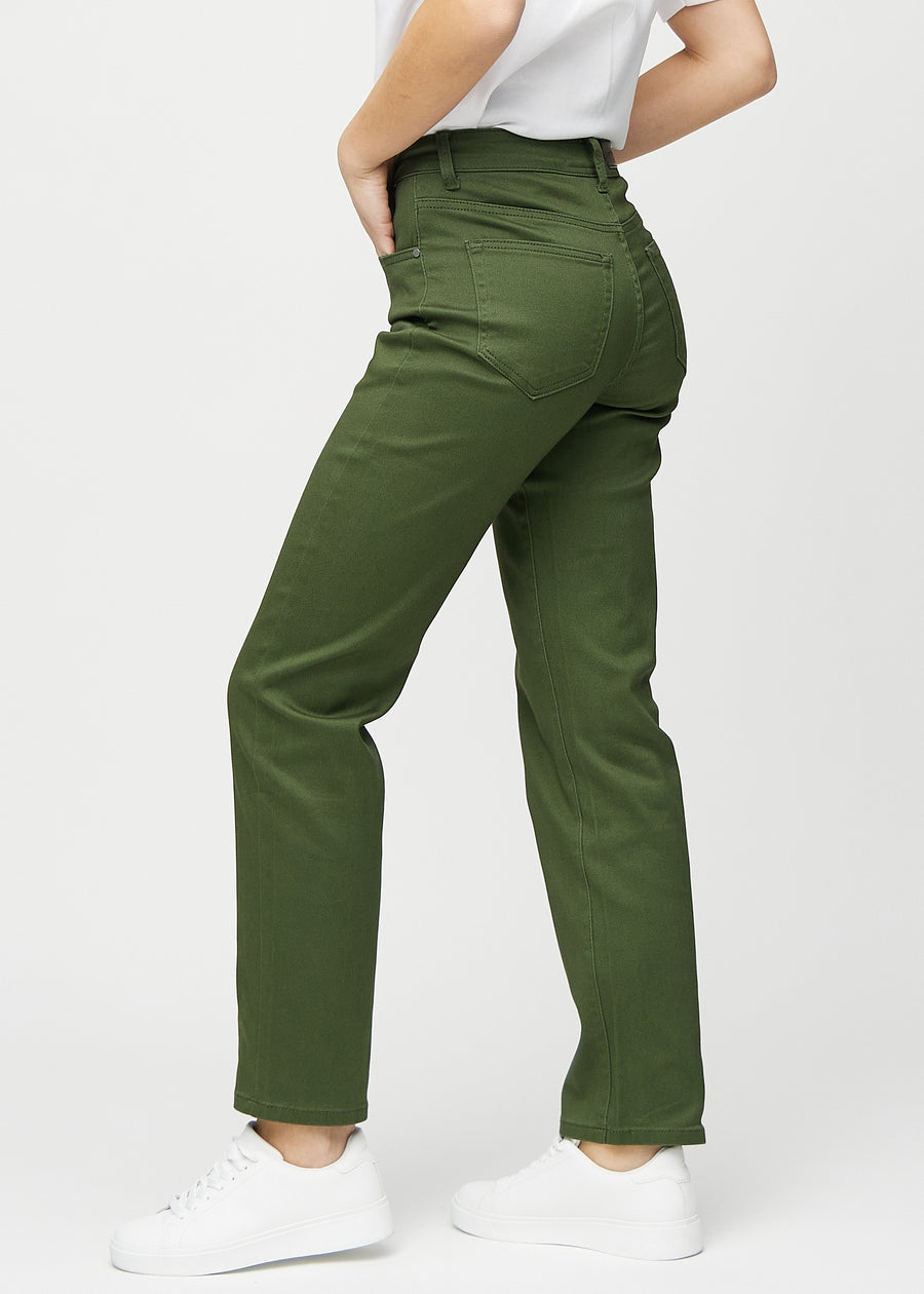 Regularjeans för kvinnor i mörkgrön, färgen Renewals. Från sidan på en modell.
