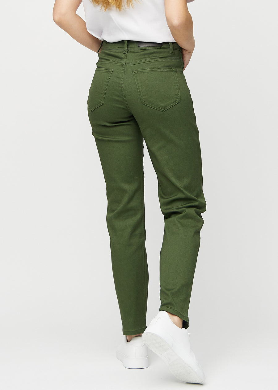 Regularjeans för kvinnor i mörkgrön, färgen Renewals. Bakifrån på en modell, så att hela passformen syns.