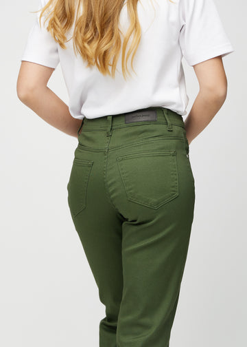 Regularjeans för kvinnor i mörkgrön, färgen Renewals. Närbild bakifrån på en modell, som visar passform och detaljer.