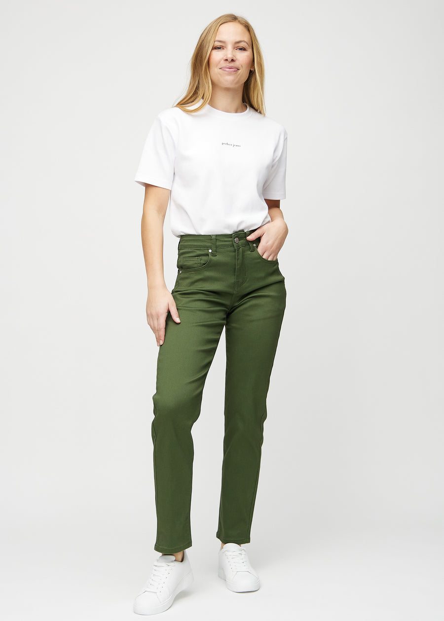 Regularjeans för kvinnor i mörkgrön, färgen Renewals. Helbild av en modell som bär jeansen.